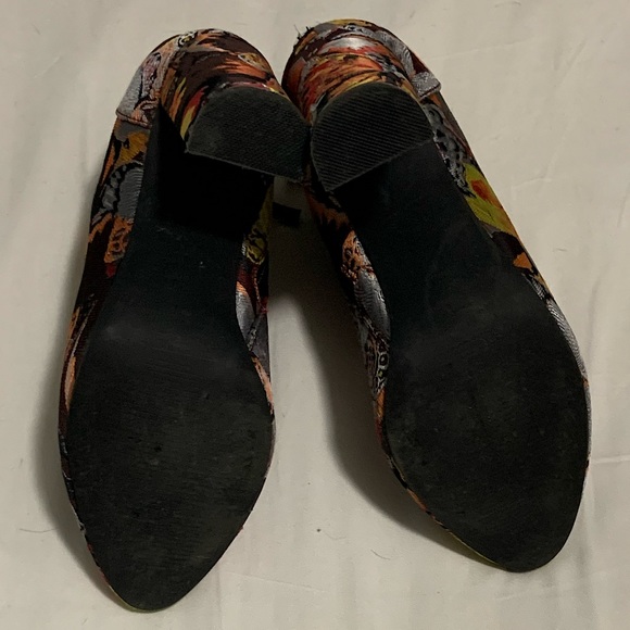 Rare 4” booties with vibrant butterfly fabric — excellent shape! - Picture 3 of 6